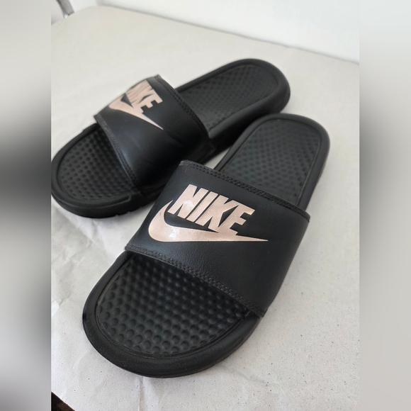 Nike Slides Sandals Womens Size 7 Black Rose Gold Casual Athleisure Loungewear - Picture 1 of 7
